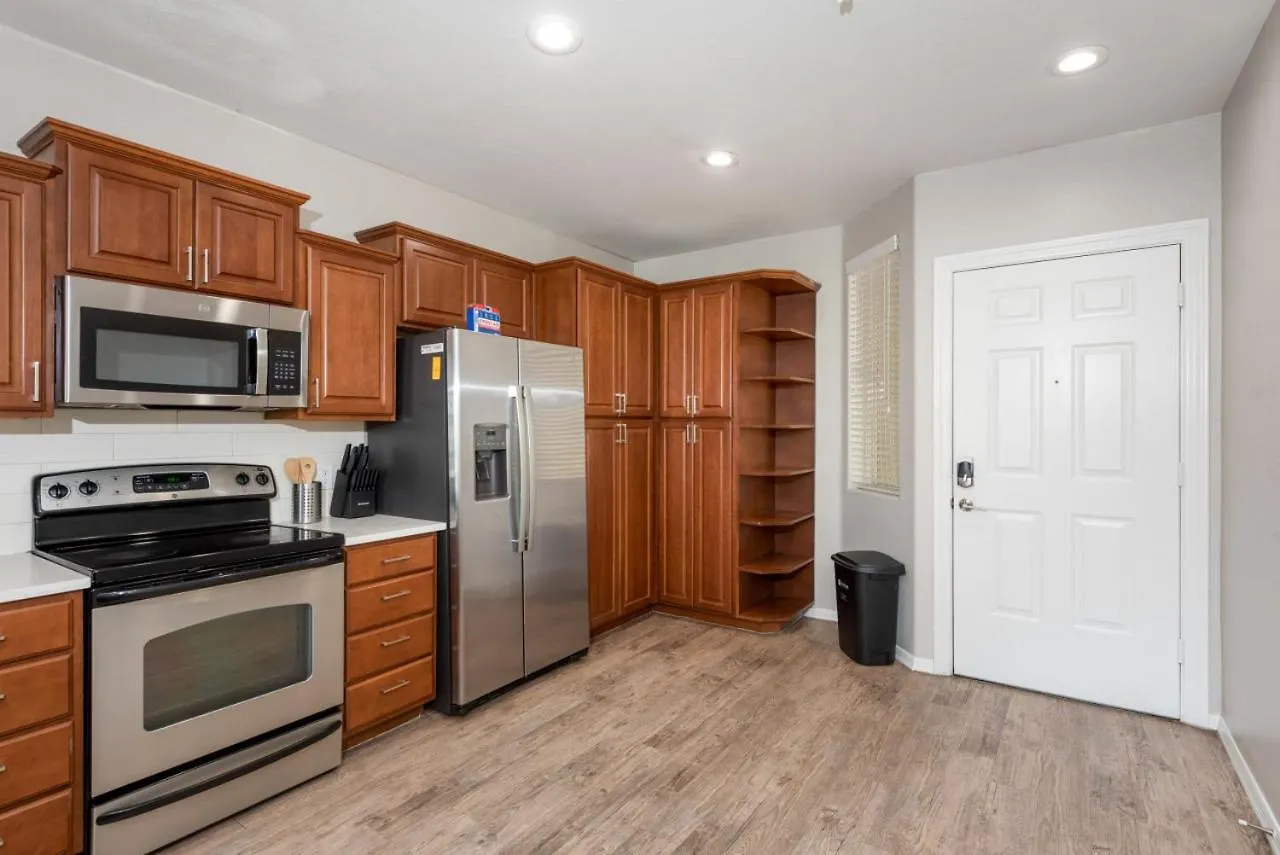 Comfy 2Br-Spring Training! W Pool, Gym & Parking Apartment Tempe
